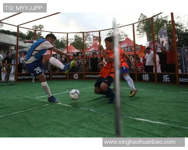 球星车内足球摆件助力驾驶乐趣提升，展现个人魅力与运动热情